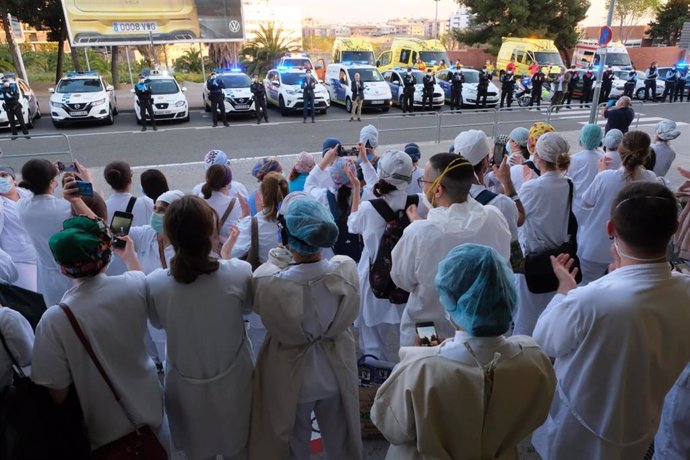Los alcaldes de cinco ciudades del Baix Llobregat (Barcelona) han rendido homenaje este sábado al personal sanitario del Hospital Moiss Broggi en Sant Joan Despí, junto a policías y miembros del servicio de emergencias.