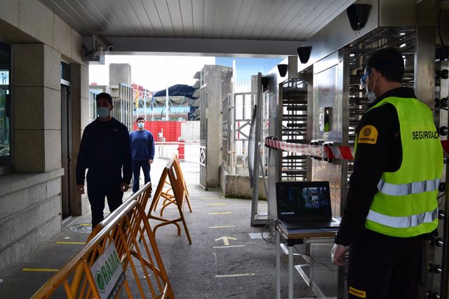 Cámaras termográficas y control en el acceso de trabajadores a la planta de Grupo PSA en Vigo, como medida de prevención ante la pandemia de coronavirus.