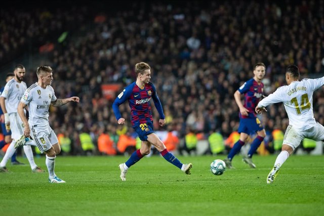 De Jong intenta un pase ante Casemiro y Kroos en el Clásico entre el FC Barcelona y el Real Madrid de LaLiga Santander 2019-2020