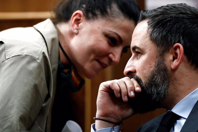 El líder de Vox, Santiago Abascal, habla con la diputada de su partido, Macarena Olona, durante un Pleno del Congreso de los Diputados