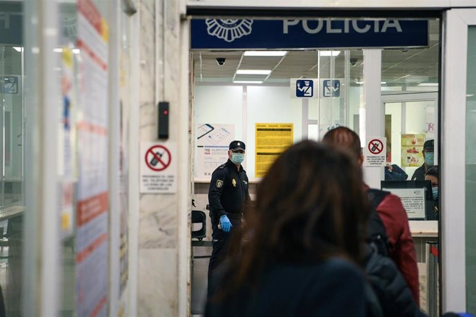 Turistas en su mayoría de Marruecos, en una imagen de archivo a la espera de embarcar tras la prohibición de entrar o salir desde Ceuta y desde Algeciras por el coronavirus