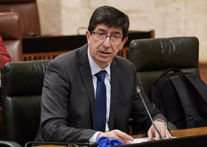 El vicepresidente de la Junta y consejero de Turismo, Regeneración, Justicia y Administración Local, Juan Marin, en la Diputación Permanente del Parlamento de Andalucía.