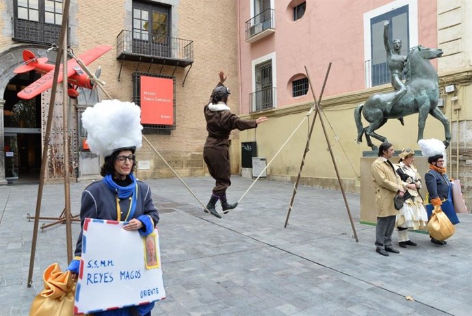 La aviadora pionera Amelia Earhart ensaya para la cabalgata de Reyes