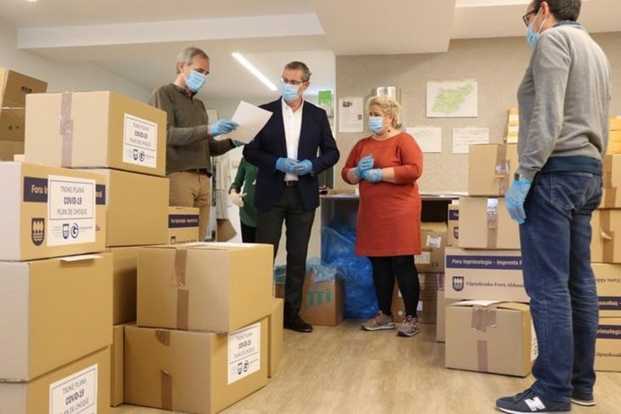 El diputado general, Markel Olano, y la diputada de Políticas Sociales, Maite Peña, comprueban material de protección para sanitarios