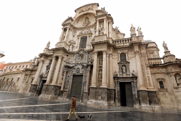 La entrada de la Catedral de Murcia en la Plaza del Cardenal Belluga, vacía durante el estado de alarma, a 22 de marzo de 2020.