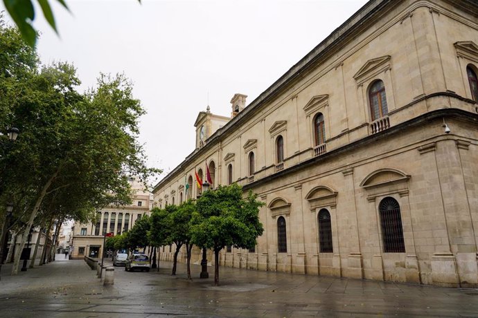 Imagen de archivo de la fachada del Ayuntamiento de Sevilla durante el estado de alarma