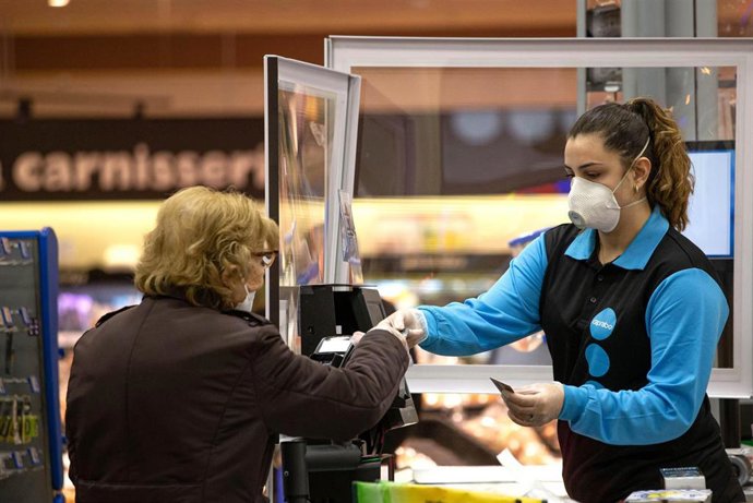 Caprabo habilita 2.200 tarjetas recargables para el Rebost Solidari de Sabadell (Barcelona).