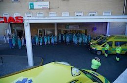 Imagen de los aplausos a profesionales sanitarios en el Hospital Virgen del Rocío de Sevilla. 