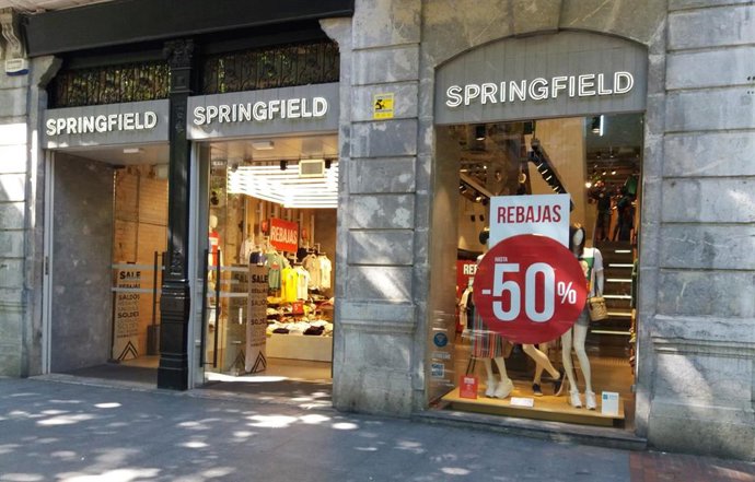 Imagen de un comercio de Bilbao en el inicio de las Reabajas de Verano