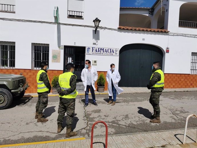Efectivos de la Brigada Extremadura junto a una farmacia