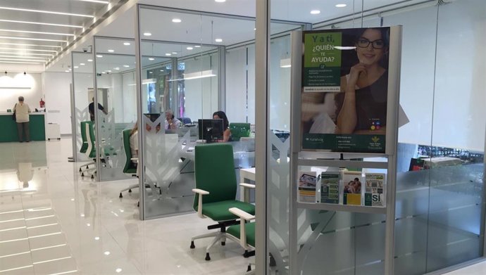Imagen del interior de una oficina de Caja Rural del Sur.