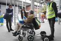 Casado y Ayuso visitan juntos el hospital de Ifema, "donde hay cada vez más aplausos que lágrimas"