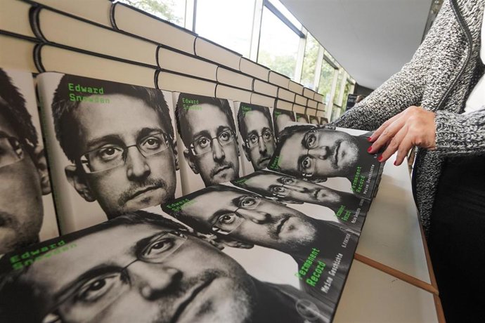 Ejemplares del libro del ex analista estadounidense Edward Snowden