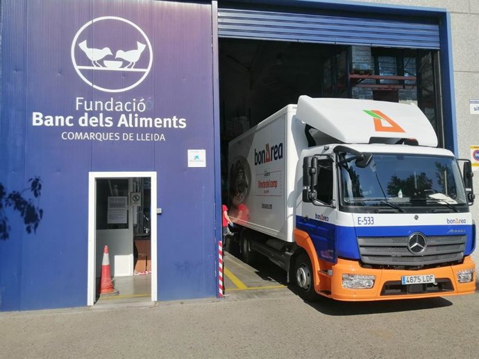 Entrega de alimentos de BonÁrea Agrupa a entidades sociales.