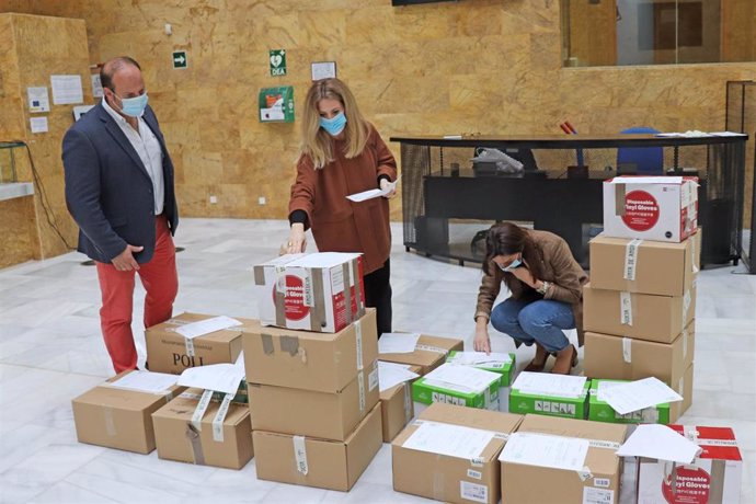 La delegada del Gobierno de la Junta en Cádiz, Ana Mestre,  junto al material de protección para los trabajadores del servicio de ayuda a domicilio de la provincia