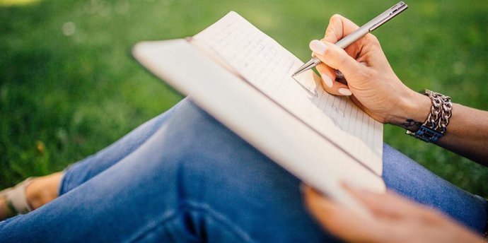 Estudiante tomando notas