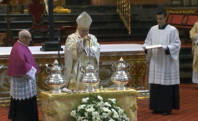 El obispo de Córdoba durante la Misa Crismal, la pasada Semana Santa, en la Catedral.