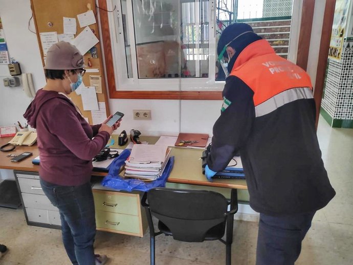 Reparto de material escolar en Torrox (Málaga) durante estado de alarma por coronavirus