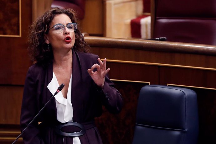 La ministra d'Hisenda, María Jesús Montero, durant la primera sessió de control a l'Executiu celebrada al Congrés des que es va declarar l'estat d'alarma el passat 14 de mar. A Madrid, (Espanya), a 15 d'abril de 2020.