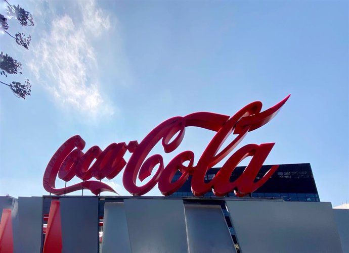 Logotipo de Coca-Cola a las puertas de su sede en la Calle de la Ribera del Loira, Madrid (España).