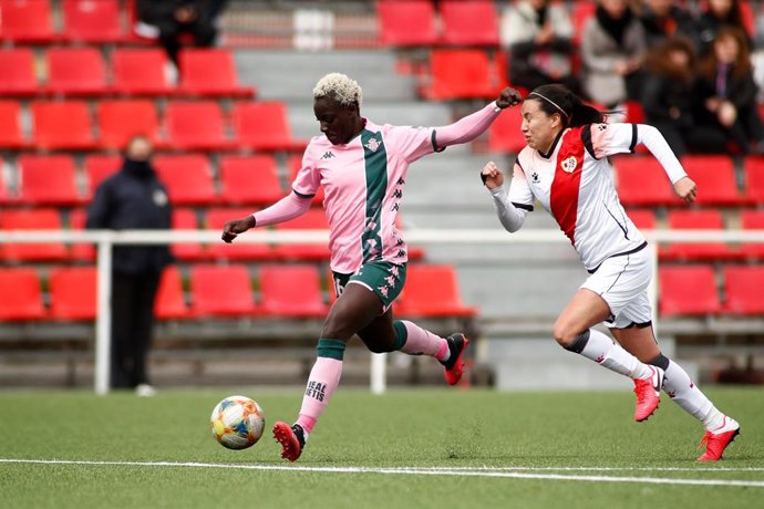 Michaela Abam trata de disparar ante Camila Saez en el Rayo Vallecano-Betis de la Primera Iberdrola 2019-2020
