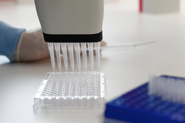 Un hombre trabaja en el edificio del Control de Calidad del Laboratorio del Centro Militar de Farmacia de la Defensa en la base logística de San Pedro.