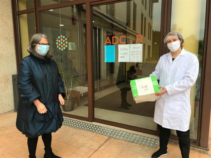 La subdelegada del Gobierno, Pilar López-Rioboo, asiste a la entrega de mascarillas a residencias de mayores en A Coruña