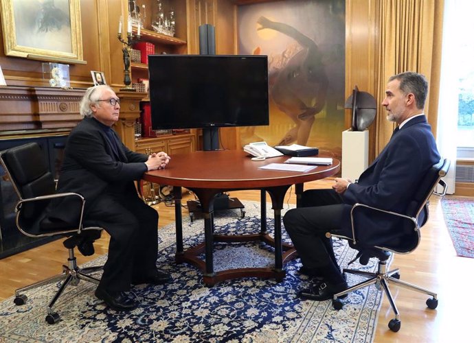 El Rey Felipe VI (d), durante una reunión con el Ministro de Universidades, Manuel Castells (i), para analizar la situación generada por la crisis del Covid-19, en el Palacio de la Zarzuela, en Madrid (España) a 16 de abril de 2020.