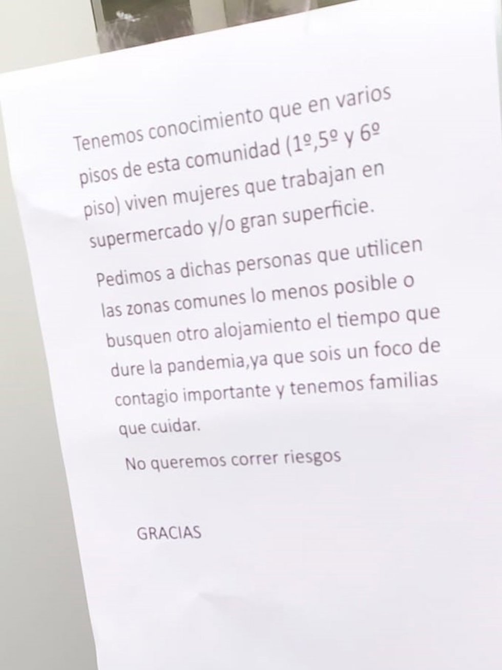 Carta anónima instando a trabajadores de supermercados a no residir en sus viviendas