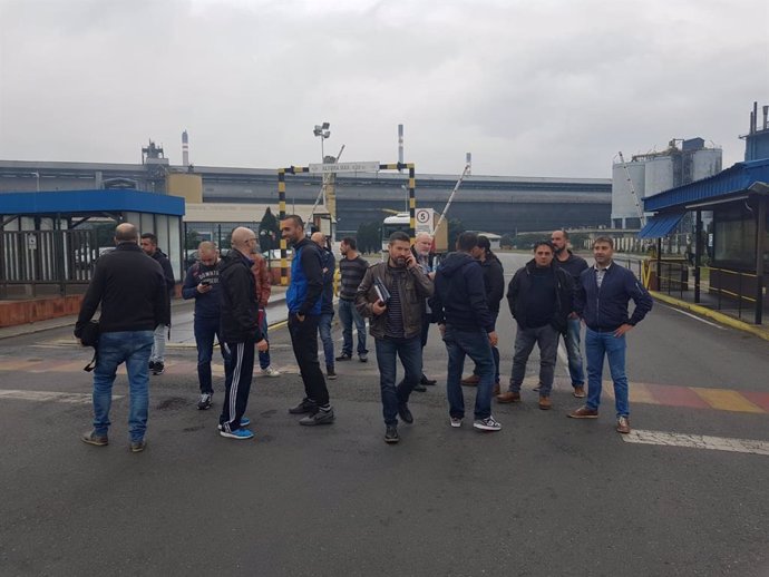 Concentración de trabajadores de Alcoa ante la planta  de A Coruña