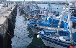 Imagen de archivo de barcos pesqueros amarrados en un puerto.