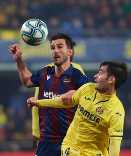 Sergio Postigo y Manu Trigueros pelean por un balón en un Villarreal-Levante