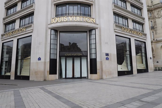 March 16 2020 - Paris, France : After the closing of bars, restaurants and non essential shops to fight the Covid-19 pandemic situation, here is the Louis Vuitton shop on Champs-Elyses famous avenue. (Henri Szwarc/Contacto)