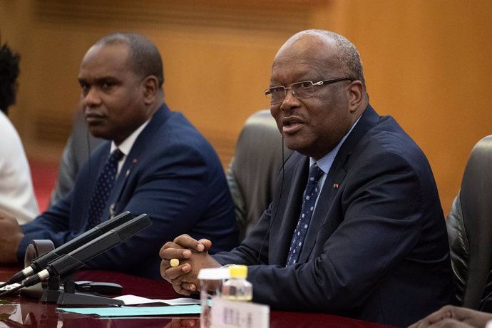 Coronavirus.- El presidente y el Gobierno de Burkina Faso renuncian a varios mes