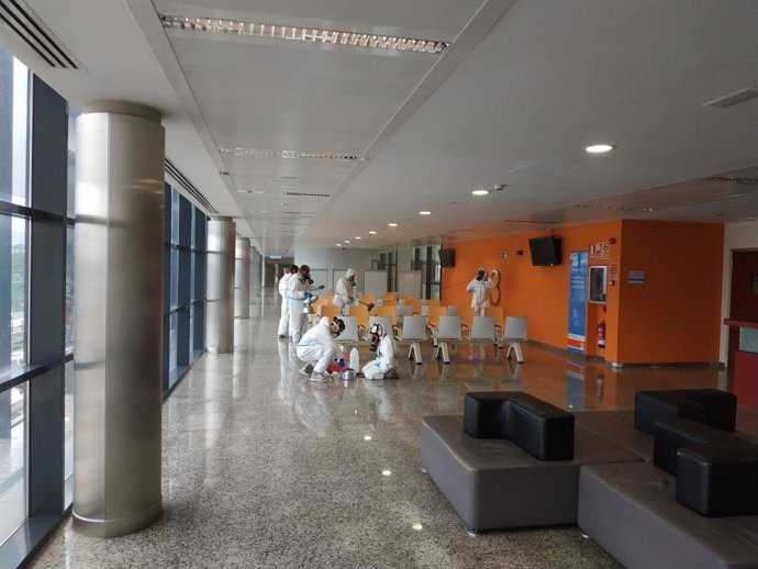 Militares del Ejército de Tierra desinfectan el Hospital Doce de Octubre de Madrid