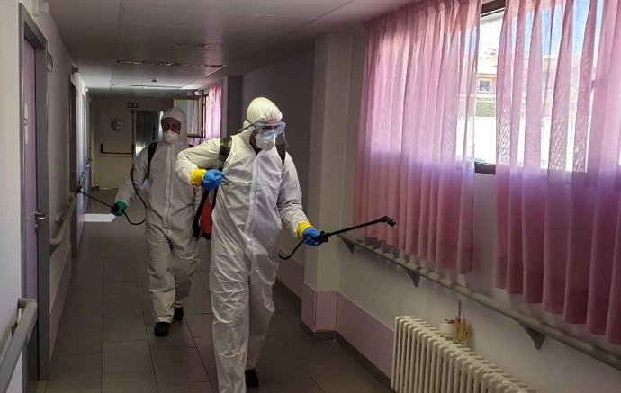 La UME, realizando recientemente tareas de desinfección en la residencia de Tardelcuende.