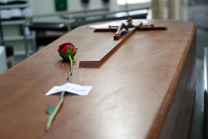 Una rosa, colocada por los Servicios Funerarios de Madrid, adorna un féretro que aguarda a la incineración en la sala previa del Crematorio del cementerio de La Almudena durante la pandemia de coronavirus en Madrid, España, a 13 de abril de 2020.
