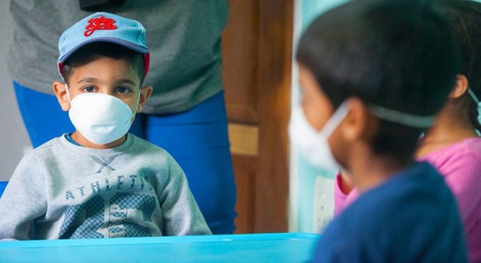 Niños con máscaras protectoras en una guardería de Johannesburgo, Sudáfrica, durante el brote de COVID-19.