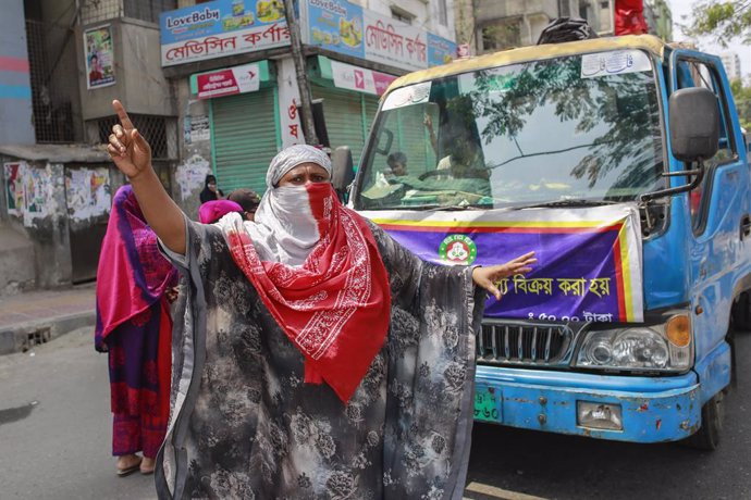 Coronavirus.- Miles de trabajadores textiles salen a las calles de Bangladesh pa