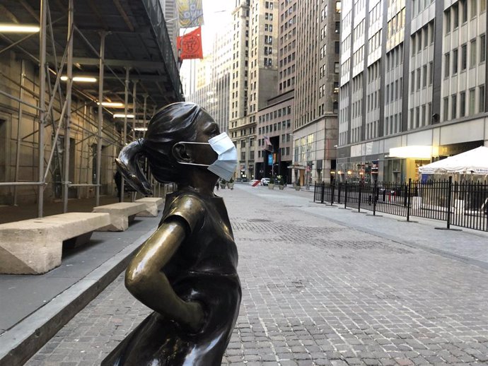 Estatua en Nueva York con una mascarilla. 