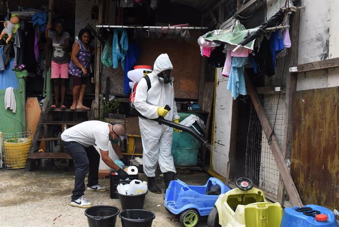 Un trabajador sanitario realiza labores de desinfección en la favela de Santa Marta, en Rio de Janeiro, para evitar posibles brotes en uno de los estados más fectados por el Covid-19 en Brasil.