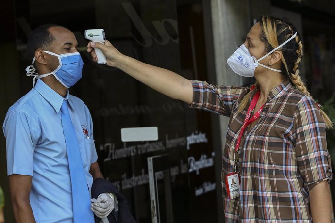 Coronavirus.- Guaidó anuncia una ayuda de 100 dólares mensuales para profesional