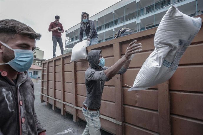 Personal de la UNRWA proporciona mascarillas, guantes y alimentos en Gaza en el marco de la lucha contra el coronavirus. 