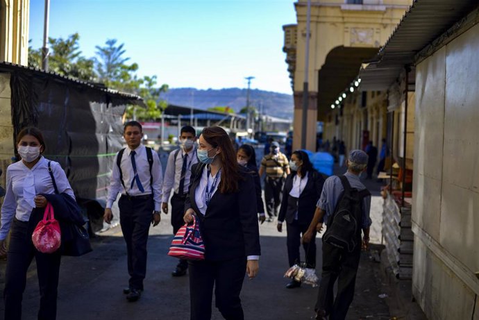 Personas con mascarilla en San Salvador