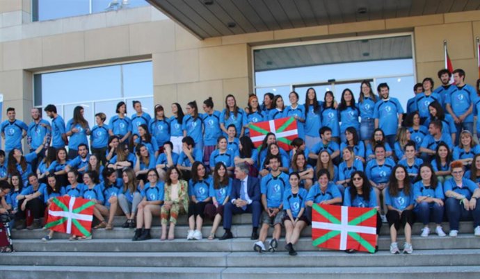 Un centenar de jóvenes vascos cooperantes viajan desde este jueves a los países en los que colaborarán durante el verano