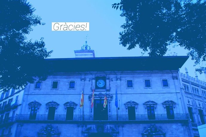 Fachada del Ayuntamiento de Palma iluminada de color azul