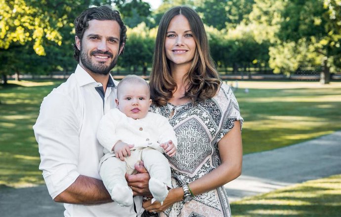    Carlos Felipe de Suecia y Sofía Hellqvist h con el pequeño Alexander en brazos. 