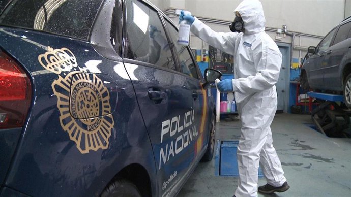 Taller de Badajoz desinfecta coches de fuerzas de seguridad con ozono.