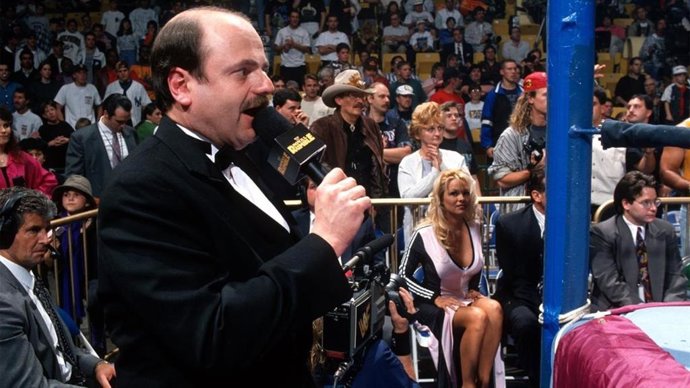 Howard Finkel durante una retransmisión de un evento de la WrestleMania