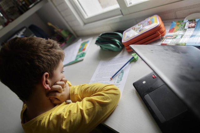 Un niño estudia y hace los deberes en casa (Archivo)
